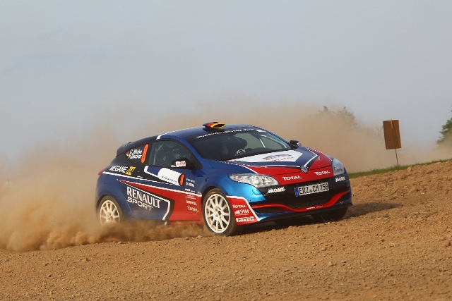 Neuland erobert: Carsten Mohe beendet Pfalz-Westrich-Rallye im Renault Mégane N4 auf Rang sechs