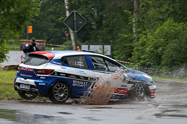 Carsten Mohe feiert im neuen Renault Clio R3T bei der Rallye Wartburg eine beeindruckende Premiere. 