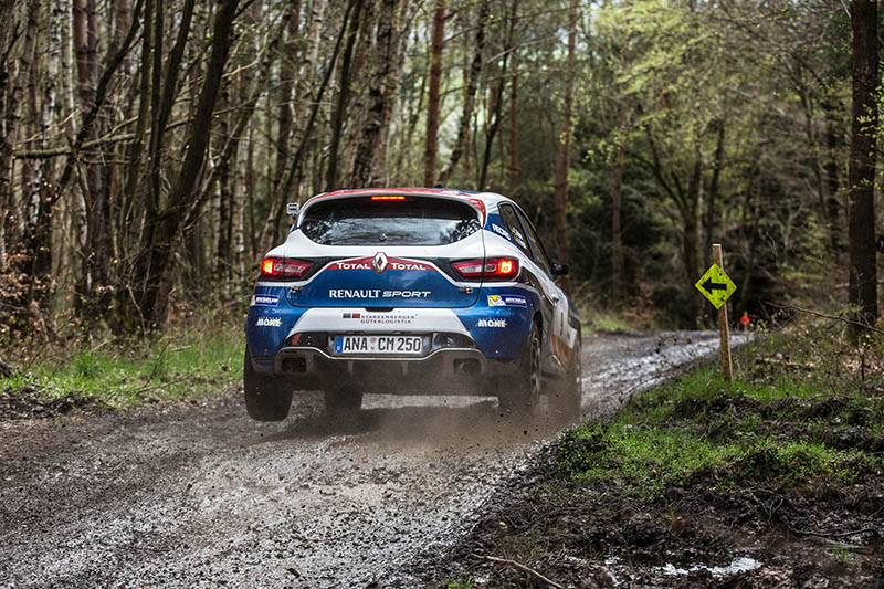 Carsten Mohe brilliert im Renault Clio R3T bei der Rallye Vogelsberg mit Divisionssieg und Punktemaximum Carsten Mohe brilliert im Renault Clio R3T bei der Rallye Vogelsberg mit Divisionssieg und Punktemaximum