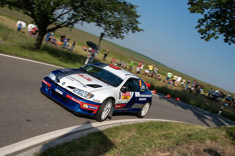 Publikumsliebling „Maxi-Mohe“ kämpft bei der ADAC Rallye Stemweder Berg im infernalischen Mégane um Bestzeiten Publikumsliebling „Maxi-Mohe“ kämpft bei der ADAC Rallye Stemweder Berg im infernalischen Mégane um Bestzeiten