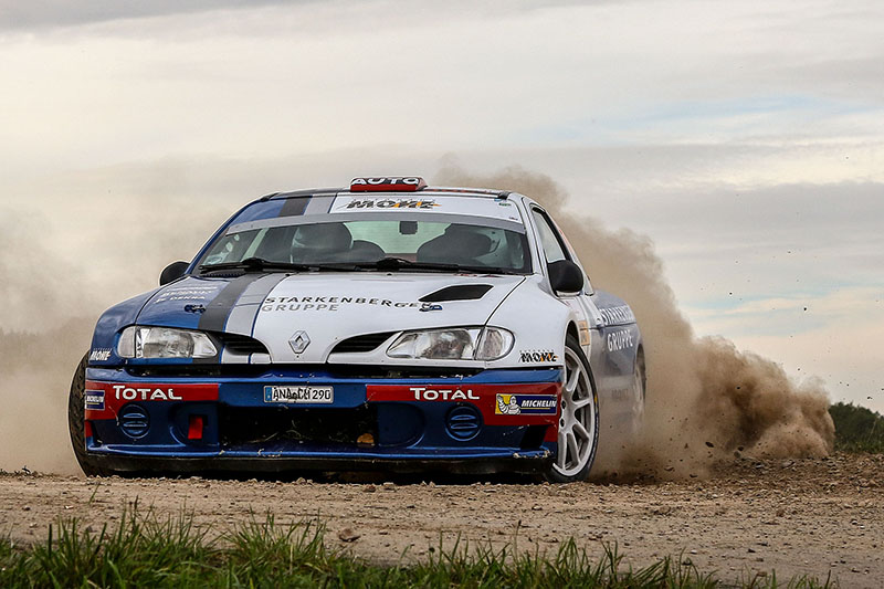 Viel Spaß trotz Ausrutscher: „Maxi-Mohe“ begeistert im Renault Mégane die Fans der Rallye Niedersachsen Viel Spaß trotz Ausrutscher: „Maxi-Mohe“ begeistert im Renault Mégane die Fans der Rallye Niedersachsen
