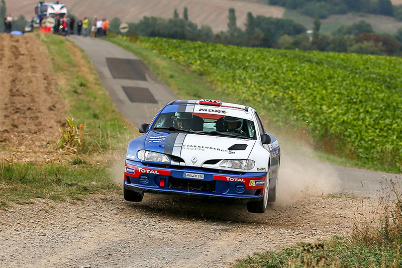 25 Jahre Vollgas: Renault Mégane Maxi-Pilot Carsten Mohe feiert bei der ADMV Rallye Erzgebirge rasantes Jubiläum 