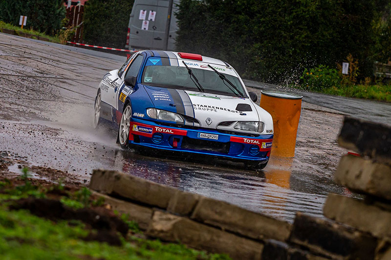 Alles gut: Carsten Mohe und sein Beifahrer-Gast nach Rallye-Abflug wohlauf Alles gut: Carsten Mohe und sein Beifahrer-Gast nach Rallye-Abflug wohlauf