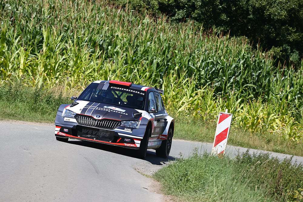 Gemeinsam den Kraftakt geschafft: Carsten Mohe startet trotz Unfall im Rally2-Allradler bei der Saarland-Pfalz-Rallye