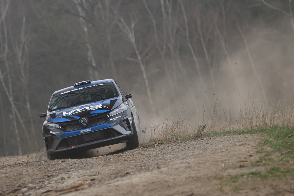 Renault Clio Rally3-Pilot Carsten Mohe will bei der Rallye Sulingen seine ganze Erfahrung in die Waagschale werfen Renault Clio Rally3-Pilot Carsten Mohe will bei der Rallye Sulingen seine ganze Erfahrung in die Waagschale werfen