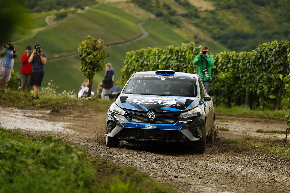 Renault Clio Rally3-Team Carsten Mohe/Andrea Lieber meistern schwierige Rallye Mittelrhein und gewinnen RC3-Klasse deutlich Renault Clio Rally3-Team Carsten Mohe/Andrea Lieber meistern schwierige Rallye Mittelrhein und gewinnen RC3-Klasse deutlich